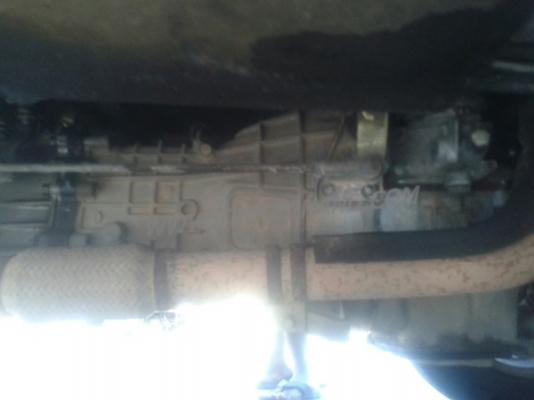 รถตู้ ISUZU  ขนาด 10 ที่นั่ง  มีแอร์พร้อม  น็อต 6 ตัว