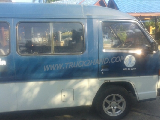 รถตู้ ISUZU  ขนาด 10 ที่นั่ง  มีแอร์พร้อม  น็อต 6 ตัว