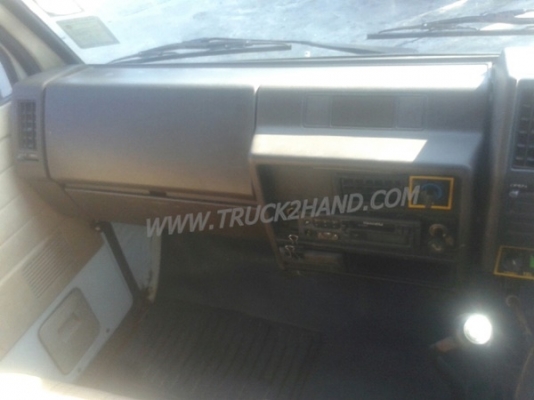 รถตู้ ISUZU  ขนาด 10 ที่นั่ง  มีแอร์พร้อม  น็อต 6 ตัว