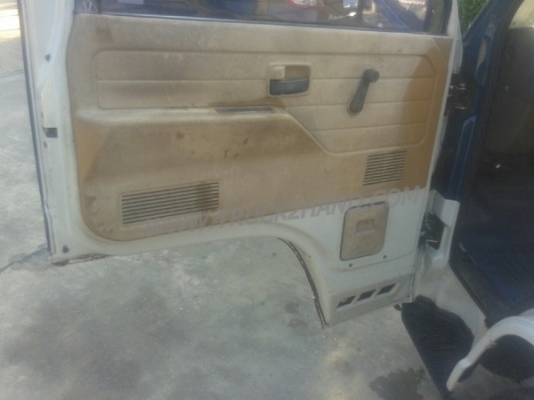 รถตู้ ISUZU  ขนาด 10 ที่นั่ง  มีแอร์พร้อม  น็อต 6 ตัว