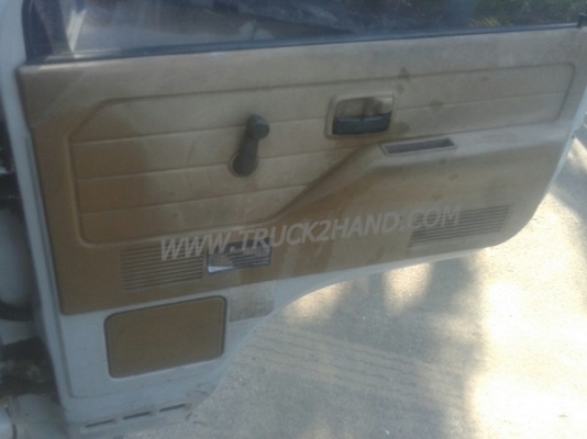 รถตู้ ISUZU  ขนาด 10 ที่นั่ง  มีแอร์พร้อม  น็อต 6 ตัว