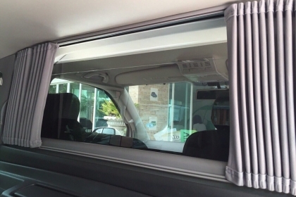 รถตู้โฟร์ค รถ2ปี ออกศูนย์แท้ ดีเซล เหลือประกันซ่อมฟรีที่ศูนย์ แต่ง vip กระจกกันสองชั้นระหว่างคนขับกันเสียง เครื่องเสียงแต่งที่ mirage มีทีวี พร้อมดาวเทียม 2.1ล้าน   090-9920299