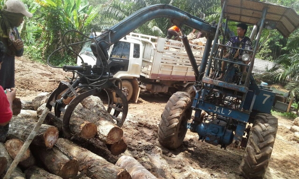 ขายรถคีปไม้ FORD เครื่องรุ่น 5500 ที่คีปแบบหมุนได้ เอกสารอินวอย จากมาเลเซีย ราคา 220000