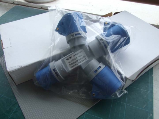 ปลั๊กไฟโรงงาน HTCN รุ่น HTN1013 เป็นปลั๊กแยกเข้า 1 ออก 3   2P+E 16A (220-250V) กันน้ำ IP44 เป็นของใหม่