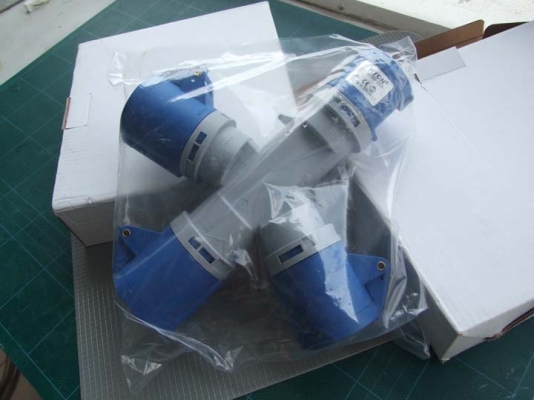 ปลั๊กไฟโรงงาน HTCN รุ่น HTN1013 เป็นปลั๊กแยกเข้า 1 ออก 3   2P+E 16A (220-250V) กันน้ำ IP44 เป็นของใหม่