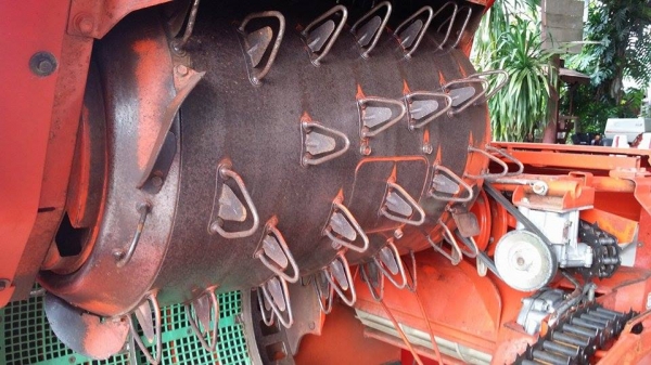 รถเกี่ยวข้าวพร้อมนวดข้าวในตัว แบบนั่งขับ เก่าญี่ปุ่น KUBOTA  R1-171 สภาพสวย รถพร้อมใช้งาน