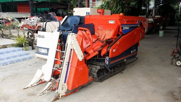 รถเกี่ยวข้าวพร้อมนวดข้าวในตัว แบบนั่งขับ เก่าญี่ปุ่น KUBOTA  R1-171 สภาพสวย รถพร้อมใช้งาน