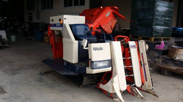 รถเกี่ยวข้าวพร้อมนวดข้าวในตัว แบบนั่งขับ เก่าญี่ปุ่น KUBOTA  R1-171 สภาพสวย รถพร้อมใช้งาน
