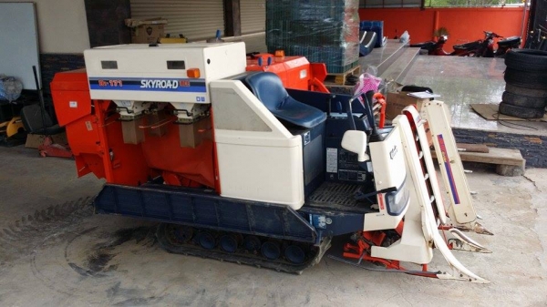 รถเกี่ยวข้าวพร้อมนวดข้าวในตัว แบบนั่งขับ เก่าญี่ปุ่น KUBOTA  R1-171 สภาพสวย รถพร้อมใช้งาน