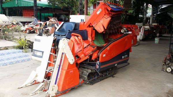 รถเกี่ยวข้าวพร้อมนวดข้าวในตัว แบบนั่งขับ เก่าญี่ปุ่น KUBOTA  R1-171 สภาพสวย รถพร้อมใช้งาน