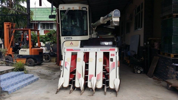 รถเกี่ยวข้าวพร้อมนวดข้าวในตัว แบบนั่งขับ เก่าญี่ปุ่น MITSUBISHI  รุ่น  VG65 สภาพสวย รถพร้อมใช้งาน มีท่อส่งข้าว เป็นตู้แอร์นั่งขับ มีวิทยุ สามารถปรับแทรคยางขึ้น-ลงได้
