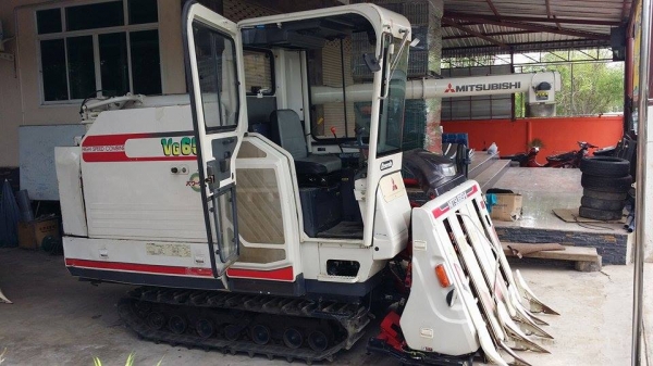 รถเกี่ยวข้าวพร้อมนวดข้าวในตัว แบบนั่งขับ เก่าญี่ปุ่น MITSUBISHI  รุ่น  VG65 สภาพสวย รถพร้อมใช้งาน มีท่อส่งข้าว เป็นตู้แอร์นั่งขับ มีวิทยุ สามารถปรับแทรคยางขึ้น-ลงได้