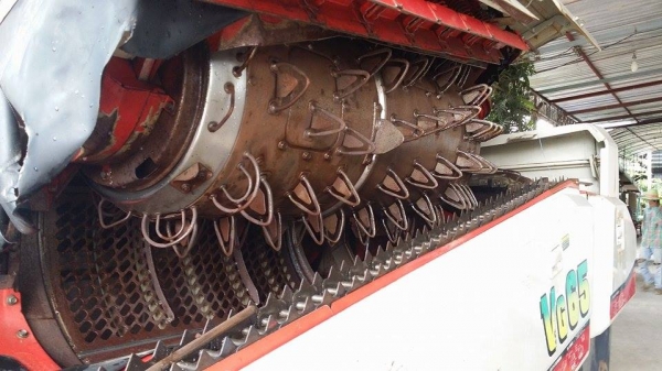 รถเกี่ยวข้าวพร้อมนวดข้าวในตัว แบบนั่งขับ เก่าญี่ปุ่น MITSUBISHI  รุ่น  VG65 สภาพสวย รถพร้อมใช้งาน มีท่อส่งข้าว เป็นตู้แอร์นั่งขับ มีวิทยุ สามารถปรับแทรคยางขึ้น-ลงได้