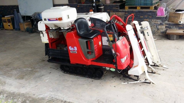 รถเกี่ยวข้าวพร้อมนวดข้าวในตัว แบบนั่งขับ เก่าญี่ปุ่น YANMAR  รุ่น Ee-3 สภาพสวย รถพร้อมใช้งาน