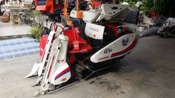 รถเกี่ยวข้าวพร้อมนวดข้าวในตัว แบบนั่งขับ เก่าญี่ปุ่น YANMAR  รุ่น Ee-3 สภาพสวย รถพร้อมใช้งาน