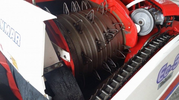 รถเกี่ยวข้าวพร้อมนวดข้าวในตัว แบบนั่งขับ เก่าญี่ปุ่น YANMAR  รุ่น Ee-3 สภาพสวย รถพร้อมใช้งาน