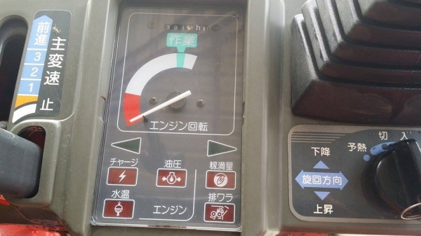 รถเกี่ยวข้าวพร้อมนวดข้าวในตัว แบบนั่งขับ เก่าญี่ปุ่น YANMAR  รุ่น Ee-3 สภาพสวย รถพร้อมใช้งาน