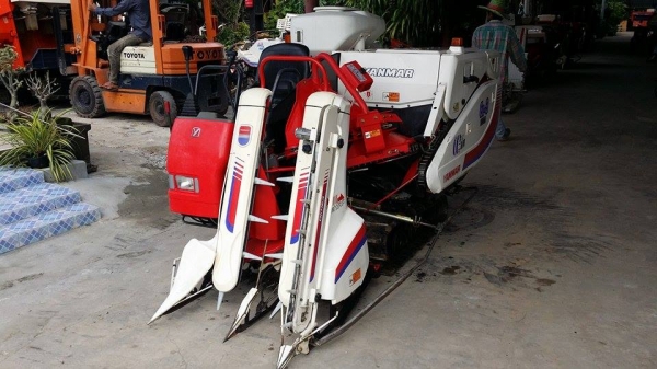 รถเกี่ยวข้าวพร้อมนวดข้าวในตัว แบบนั่งขับ เก่าญี่ปุ่น YANMAR  รุ่น Ee-3 สภาพสวย รถพร้อมใช้งาน