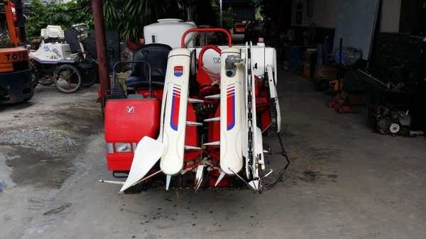 รถเกี่ยวข้าวพร้อมนวดข้าวในตัว แบบนั่งขับ เก่าญี่ปุ่น YANMAR  รุ่น Ee-3 สภาพสวย รถพร้อมใช้งาน