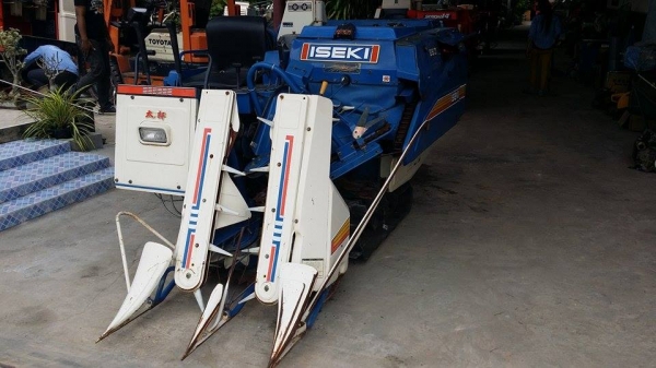 รถเกี่ยวข้าวพร้อมนวดข้าวในตัว แบบนั่งขับ เก่าญี่ปุ่น ISEKI รุ่น 850 สภาพสวย รถพร้อมใช้งาน เครื่องยนต์ติดง่ายพร้อมใช้งาน ไม่เคยใช้งานในไทย