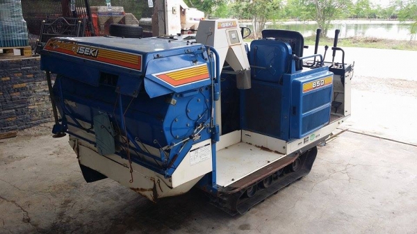 รถเกี่ยวข้าวพร้อมนวดข้าวในตัว แบบนั่งขับ เก่าญี่ปุ่น ISEKI รุ่น 850 สภาพสวย รถพร้อมใช้งาน เครื่องยนต์ติดง่ายพร้อมใช้งาน ไม่เคยใช้งานในไทย