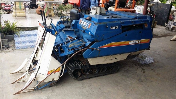 รถเกี่ยวข้าวพร้อมนวดข้าวในตัว แบบนั่งขับ เก่าญี่ปุ่น ISEKI รุ่น 850 สภาพสวย รถพร้อมใช้งาน เครื่องยนต์ติดง่ายพร้อมใช้งาน ไม่เคยใช้งานในไทย
