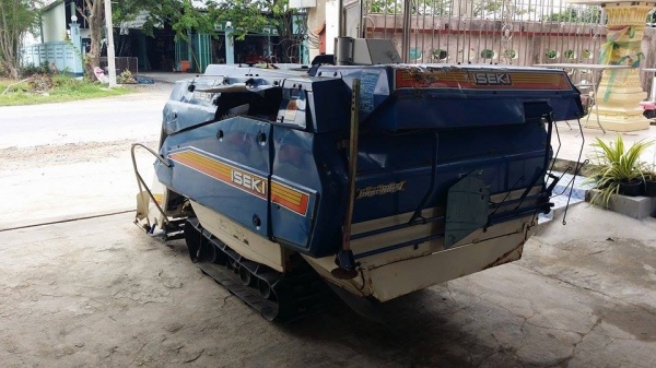 รถเกี่ยวข้าวพร้อมนวดข้าวในตัว แบบนั่งขับ เก่าญี่ปุ่น ISEKI รุ่น 850 สภาพสวย รถพร้อมใช้งาน เครื่องยนต์ติดง่ายพร้อมใช้งาน ไม่เคยใช้งานในไทย