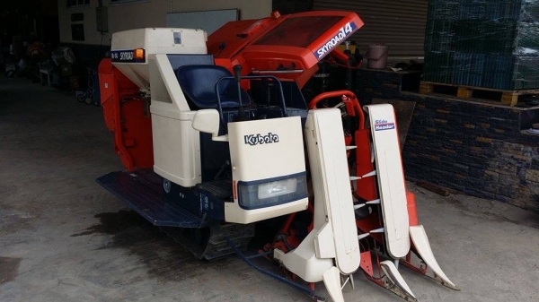 รถเกี่ยวข้าวพร้อมนวดข้าวในตัว แบบนั่งขับ เก่าญี่ปุ่น KUBOTA  รุ่น R1-14 สภาพสวย รถพร้อมใช้งาน เครื่องยนต์ติดง่ายพร้อมใช้งาน ไม่เคยใช้งานในไทย