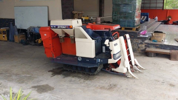 รถเกี่ยวข้าวพร้อมนวดข้าวในตัว แบบนั่งขับ เก่าญี่ปุ่น KUBOTA  รุ่น R1-14 สภาพสวย รถพร้อมใช้งาน เครื่องยนต์ติดง่ายพร้อมใช้งาน ไม่เคยใช้งานในไทย