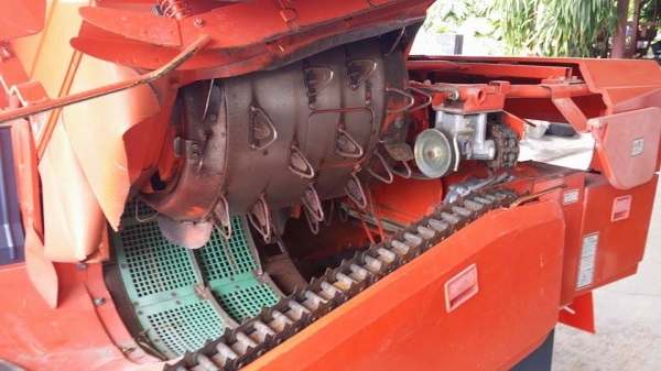 รถเกี่ยวข้าวพร้อมนวดข้าวในตัว แบบนั่งขับ เก่าญี่ปุ่น KUBOTA  รุ่น R1-14 สภาพสวย รถพร้อมใช้งาน เครื่องยนต์ติดง่ายพร้อมใช้งาน ไม่เคยใช้งานในไทย