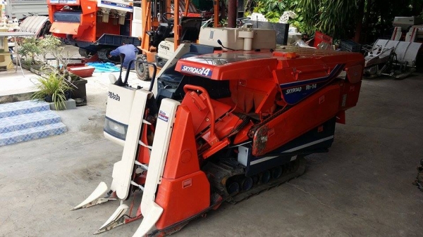 รถเกี่ยวข้าวพร้อมนวดข้าวในตัว แบบนั่งขับ เก่าญี่ปุ่น KUBOTA  รุ่น R1-14 สภาพสวย รถพร้อมใช้งาน เครื่องยนต์ติดง่ายพร้อมใช้งาน ไม่เคยใช้งานในไทย