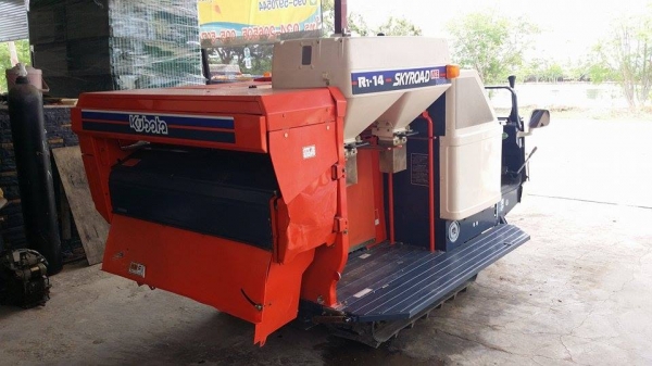 รถเกี่ยวข้าวพร้อมนวดข้าวในตัว แบบนั่งขับ เก่าญี่ปุ่น KUBOTA  รุ่น R1-14 สภาพสวย รถพร้อมใช้งาน เครื่องยนต์ติดง่ายพร้อมใช้งาน ไม่เคยใช้งานในไทย