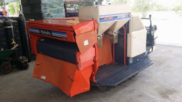 รถเกี่ยวข้าวพร้อมนวดข้าวในตัว แบบนั่งขับ เก่าญี่ปุ่น KUBOTA  รุ่น R1-151 (3) สภาพสวย รถพร้อมใช้งาน เครื่องยนต์ติดง่ายพร้อมใช้งาน ไม่เคยใช้งานในไทย