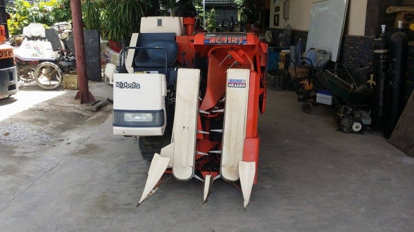 รถเกี่ยวข้าวพร้อมนวดข้าวในตัว แบบนั่งขับ เก่าญี่ปุ่น KUBOTA  รุ่น R1-151 (3) สภาพสวย รถพร้อมใช้งาน เครื่องยนต์ติดง่ายพร้อมใช้งาน ไม่เคยใช้งานในไทย
