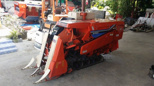รถเกี่ยวข้าวพร้อมนวดข้าวในตัว แบบนั่งขับ เก่าญี่ปุ่น KUBOTA  รุ่น R1-151 (3) สภาพสวย รถพร้อมใช้งาน เครื่องยนต์ติดง่ายพร้อมใช้งาน ไม่เคยใช้งานในไทย