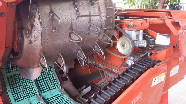 รถเกี่ยวข้าวพร้อมนวดข้าวในตัว แบบนั่งขับ เก่าญี่ปุ่น KUBOTA  รุ่น R1-151 (3) สภาพสวย รถพร้อมใช้งาน เครื่องยนต์ติดง่ายพร้อมใช้งาน ไม่เคยใช้งานในไทย