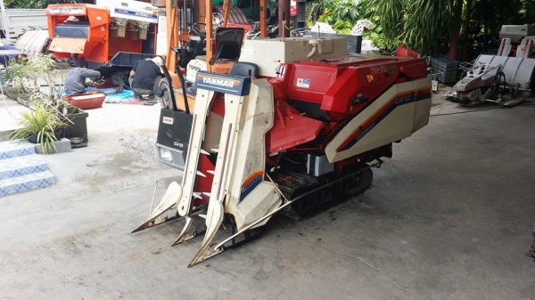 รถเกี่ยวข้าวพร้อมนวดข้าวในตัว แบบนั่งขับ เก่าญี่ปุ่น YANMAR   รุ่น CA13 สภาพสวย รถพร้อมใช้งาน เครื่องยนต์ติดง่ายพร้อมใช้งาน ไม่เคยใช้งานในไทย