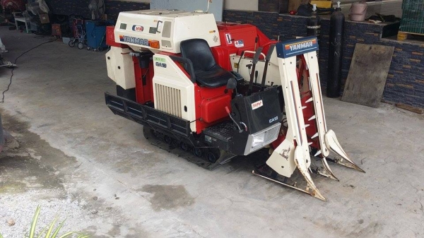 รถเกี่ยวข้าวพร้อมนวดข้าวในตัว แบบนั่งขับ เก่าญี่ปุ่น YANMAR   รุ่น CA13 สภาพสวย รถพร้อมใช้งาน เครื่องยนต์ติดง่ายพร้อมใช้งาน ไม่เคยใช้งานในไทย
