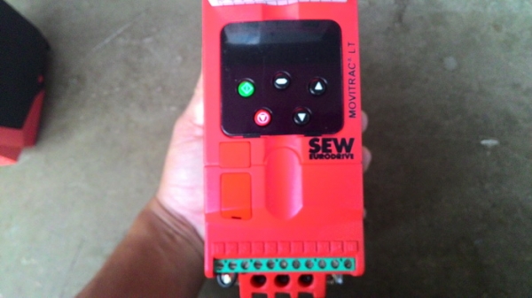 ขาย INVERTER ยี่ห้อ SEW 0.75 KW, 1 HP  ใช้ไฟบ้าน