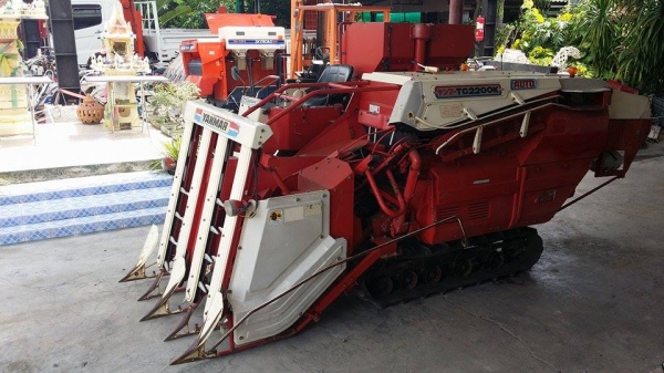 รถเกี่ยวข้าวพร้อมนวดข้าวในตัว แบบนั่งขับ เก่าญี่ปุ่น YANMAR   รุ่น TC2200K สภาพดี รถพร้อมใช้งาน