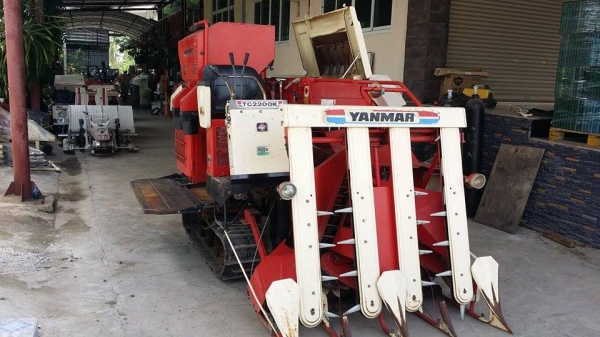 รถเกี่ยวข้าวพร้อมนวดข้าวในตัว แบบนั่งขับ เก่าญี่ปุ่น YANMAR   รุ่น TC2200K สภาพดี รถพร้อมใช้งาน
