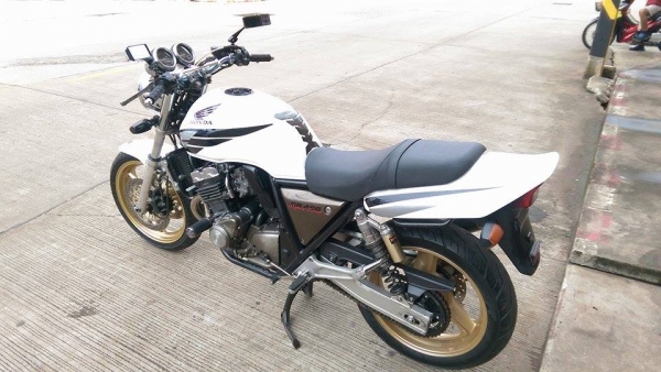ขายคับ HONDA CB400 ปี93 สีสวยพึงเก็บงานมาใหม่คับ ท่อแต่งทั้งเส้น แฮนด์บาร์ กันล้ม กระจกแต่ง ยางหน้าหลังโซ่สเตอเต็ม อินวอยส์ สรรพสามิตร ราคา 62500 บาท ส่งได้ทั่วไทยคับ สนใจติดต่อ 081-0578282 FACEBOOK ชาญณรงค์ ป๊อป ชัยอมฤต ไอดีไลน์ POPBIGBIKESAKON คับ สนใจร