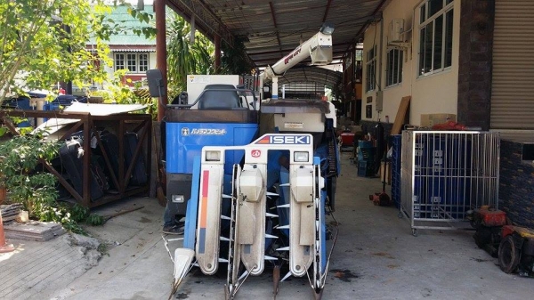 รถเกี่ยวข้าวพร้อมนวดข้าวในตัว แบบนั่งขับ เก่าญี่ปุ่น  ISEKI  Frontier 333 สภาพสวย มีท่อส่งข้าว เครื่องยนต์ติดง่ายพร้อมใช้งาน ไม่เคยใช้งานในไทย