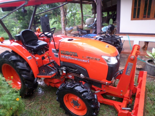 ขายรถไถ KUBOTA L3608 4WDรถสภาพเดิมๆมีอุปกรณ์2ชิ้นใบมีดันหน้า+ผานหลังพรวนดิน เจ้าของทำงานเป็นหมออยู่โรงพยาบาลรถใช้งานน้อยไม่มีเวลาขับจอดไว้เฉยๆเลยอยากขายออกเครื่องดีพร้อมลุยงานแรงดีไม่มีตก เกียดี ไฮโดรลิกดีไม่มีเยิ้ม ช่วงล่างแน่นปึก แบ็ตเตอร์รี่ดี สีสวยเดิ