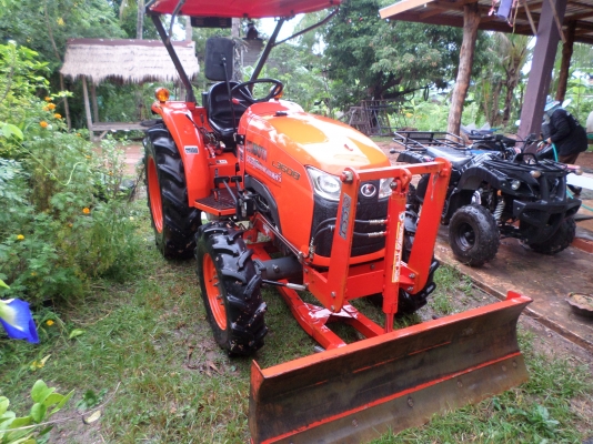 ขายรถไถ KUBOTA L3608 4WDรถสภาพเดิมๆมีอุปกรณ์2ชิ้นใบมีดันหน้า+ผานหลังพรวนดิน เจ้าของทำงานเป็นหมออยู่โรงพยาบาลรถใช้งานน้อยไม่มีเวลาขับจอดไว้เฉยๆเลยอยากขายออกเครื่องดีพร้อมลุยงานแรงดีไม่มีตก เกียดี ไฮโดรลิกดีไม่มีเยิ้ม ช่วงล่างแน่นปึก แบ็ตเตอร์รี่ดี สีสวยเดิ