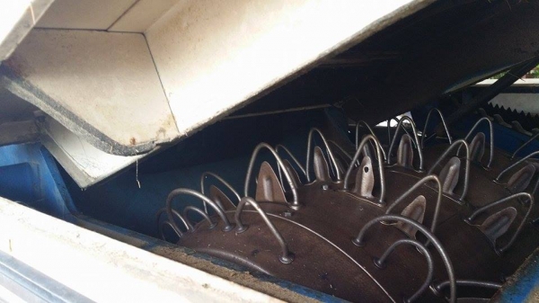 รถเกี่ยวข้าวพร้อมนวดข้าวในตัว แบบนั่งขับ เก่าญี่ปุ่น  ISEKI  Frontier 220 สภาพสวย เครื่องยนต์ติดง่ายพร้อมใช้งาน ไม่เคยใช้งานในไทย