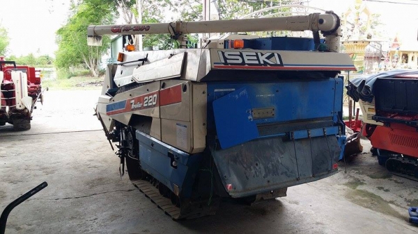 รถเกี่ยวข้าวพร้อมนวดข้าวในตัว แบบนั่งขับ เก่าญี่ปุ่น  ISEKI  Frontier 220 สภาพสวย เครื่องยนต์ติดง่ายพร้อมใช้งาน ไม่เคยใช้งานในไทย