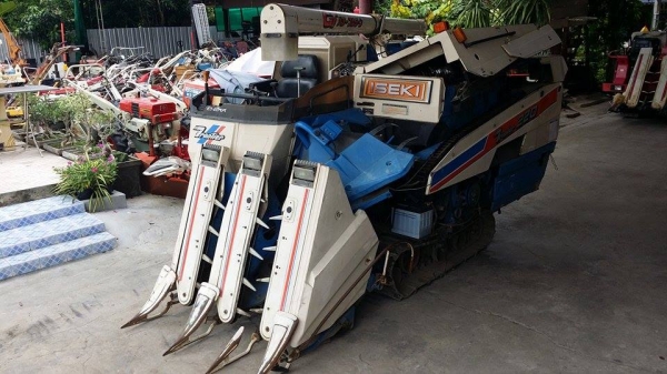 รถเกี่ยวข้าวพร้อมนวดข้าวในตัว แบบนั่งขับ เก่าญี่ปุ่น  ISEKI  Frontier 220 สภาพสวย เครื่องยนต์ติดง่ายพร้อมใช้งาน ไม่เคยใช้งานในไทย