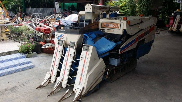 รถเกี่ยวข้าวพร้อมนวดข้าวในตัว แบบนั่งขับ เก่าญี่ปุ่น  ISEKI  Frontier 220 สภาพสวย เครื่องยนต์ติดง่ายพร้อมใช้งาน ไม่เคยใช้งานในไทย