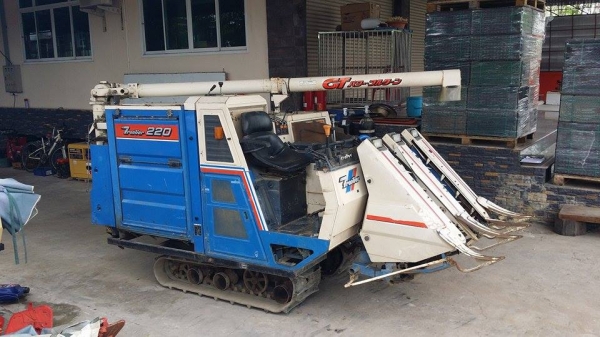 รถเกี่ยวข้าวพร้อมนวดข้าวในตัว แบบนั่งขับ เก่าญี่ปุ่น  ISEKI  Frontier 220 สภาพสวย เครื่องยนต์ติดง่ายพร้อมใช้งาน ไม่เคยใช้งานในไทย